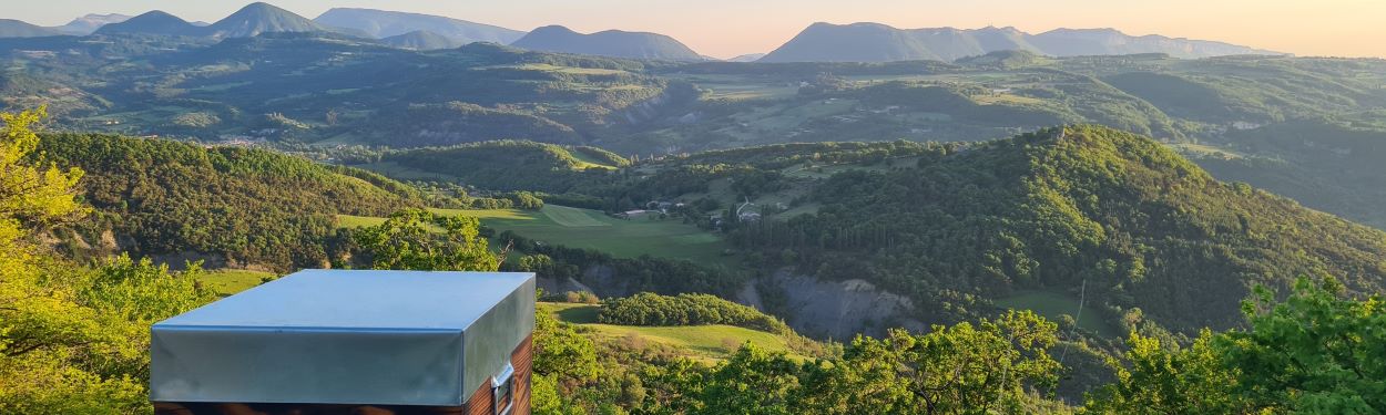 Une ruche devant le paysage de Mornans